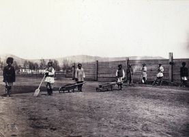 Ссыльнокаторжные метут улицу в Чите