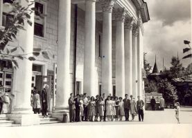 Выпускники ЧГПИ у кинотеатра 