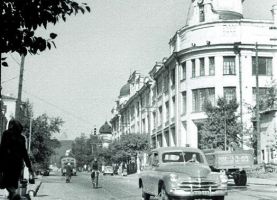 Улица Полины Осипенко, вид на пассаж Второва